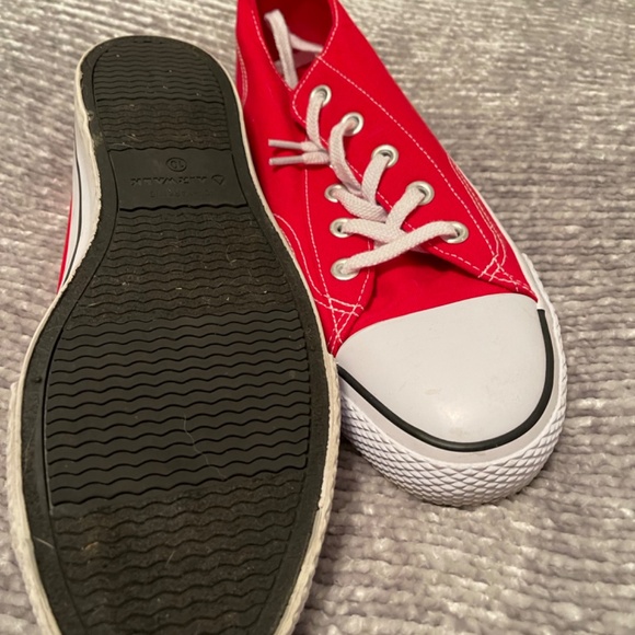 Red Converse Airwalk sneaker, size 10 - Picture 3 of 3